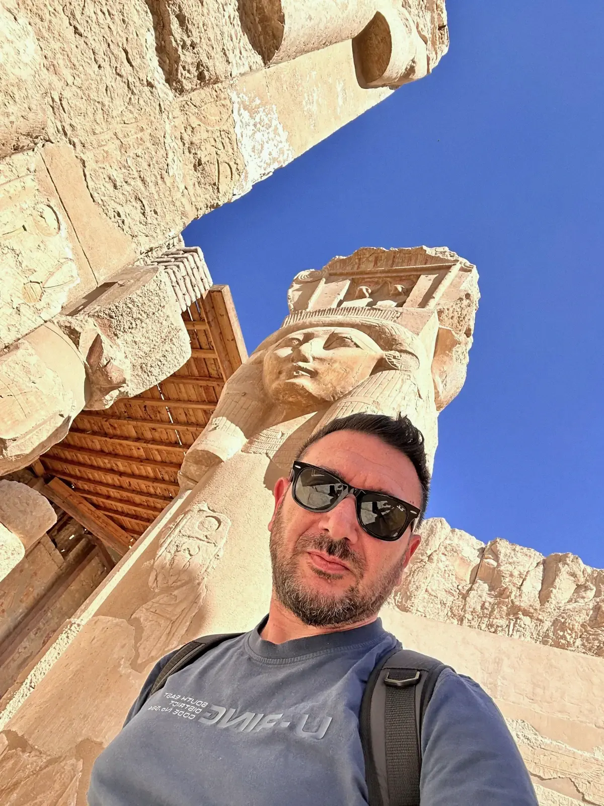 Eros Susca davanti alle colonne del tempio di Hathor a Dendera, in Egitto, alla scoperta dell’origine della Numerologia