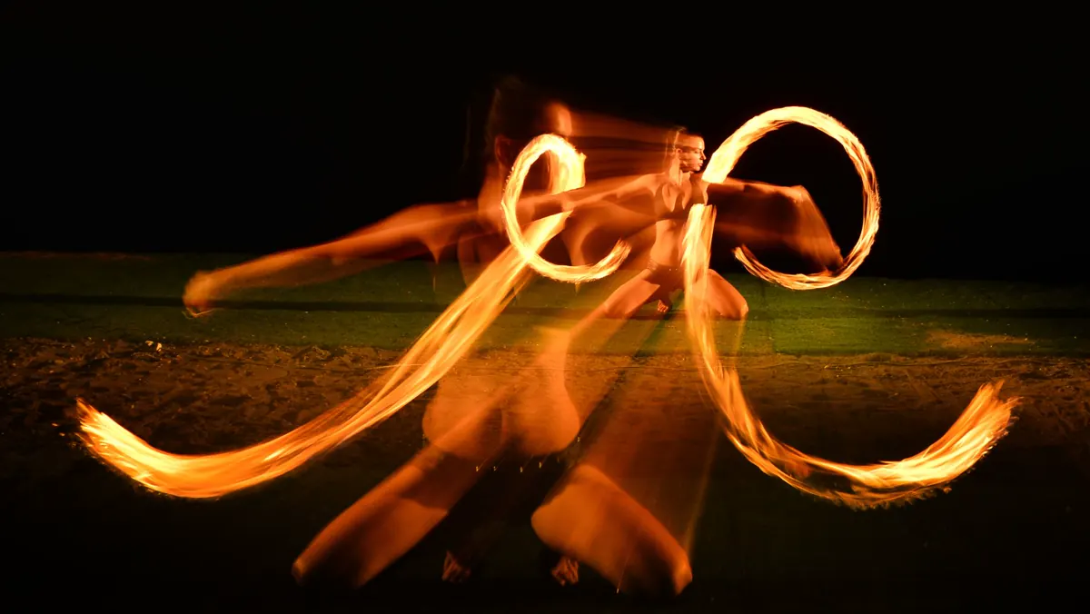 Una danza con il fuoco che disegna cerchi di luce