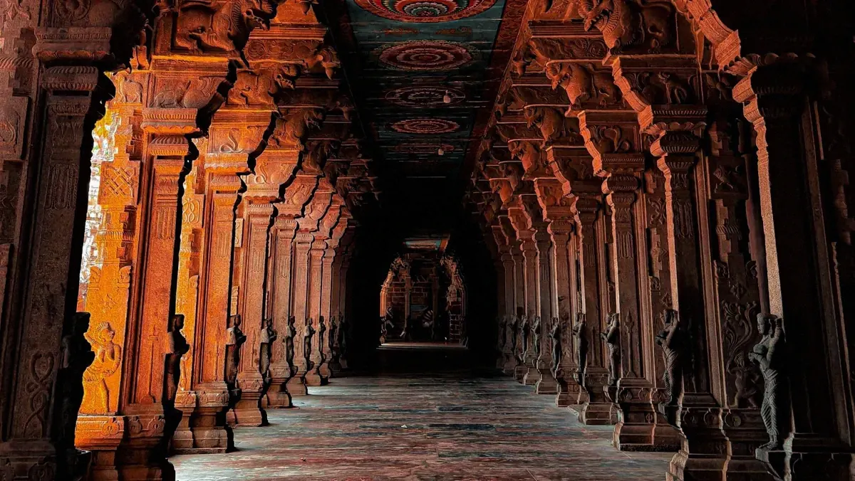 Corridoio colonnato del tempio di Rameswaram, in India, con pilastri scolpiti e soffitto dipinto a cerchi: la geometria sacra