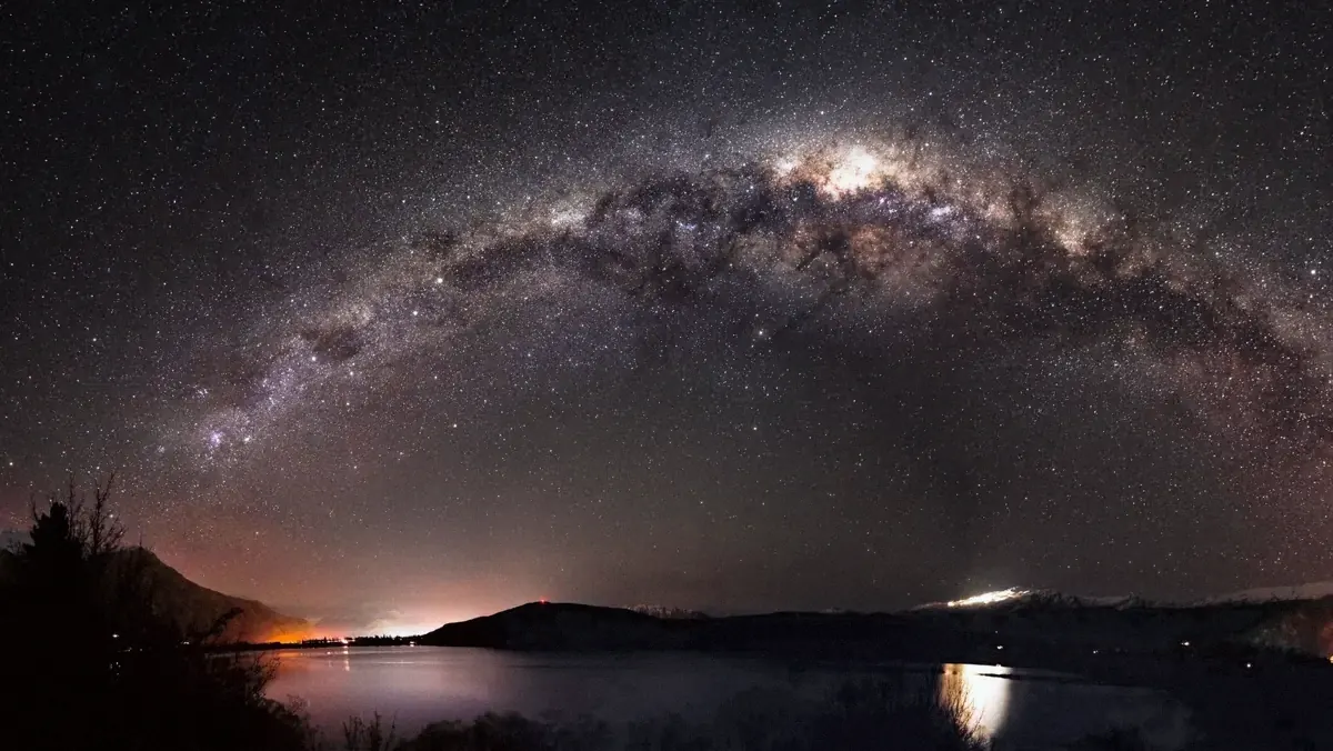 La Via Lattea ad arco sopra il lago Wānaka, in Nuova Zelanda: per i pitagorici tutto è numero
