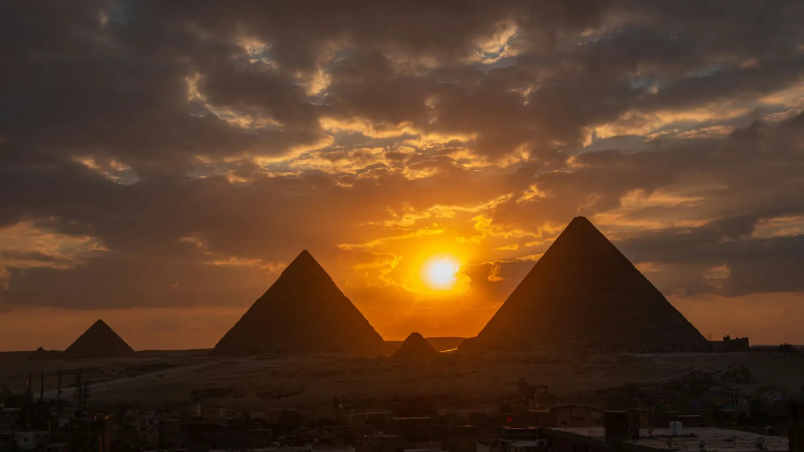 Tempio egizio al tramonto