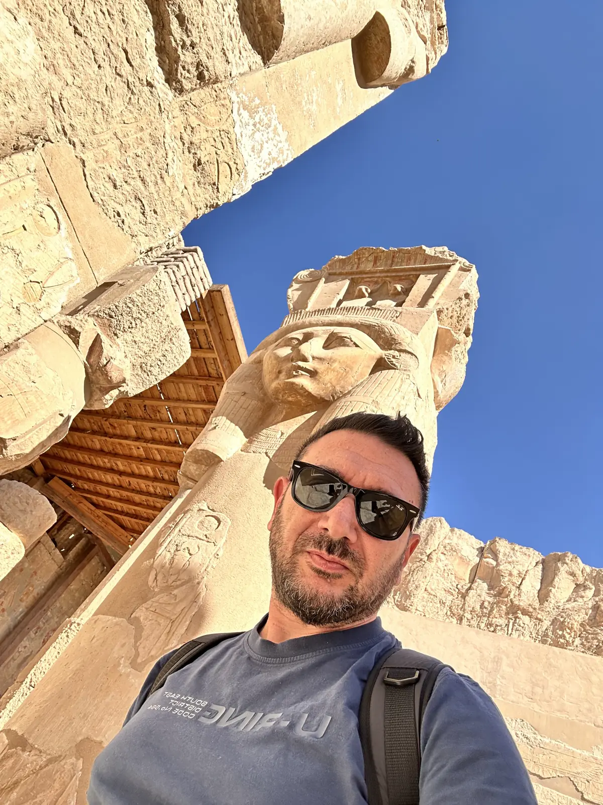 Eros Susca davanti alle colonne di Hathor a Dendera