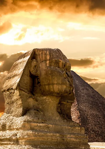 La Sfinge e la Grande Piramide di Giza sotto un cielo dorato