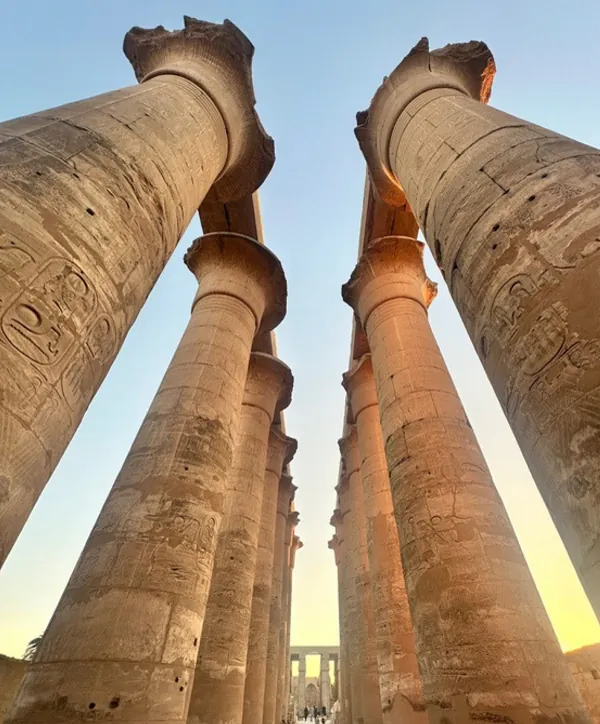 Le colonne del tempio di Luxor viste dal basso
