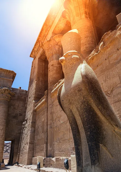 Il falco di Horus all'ingresso del tempio di Edfu