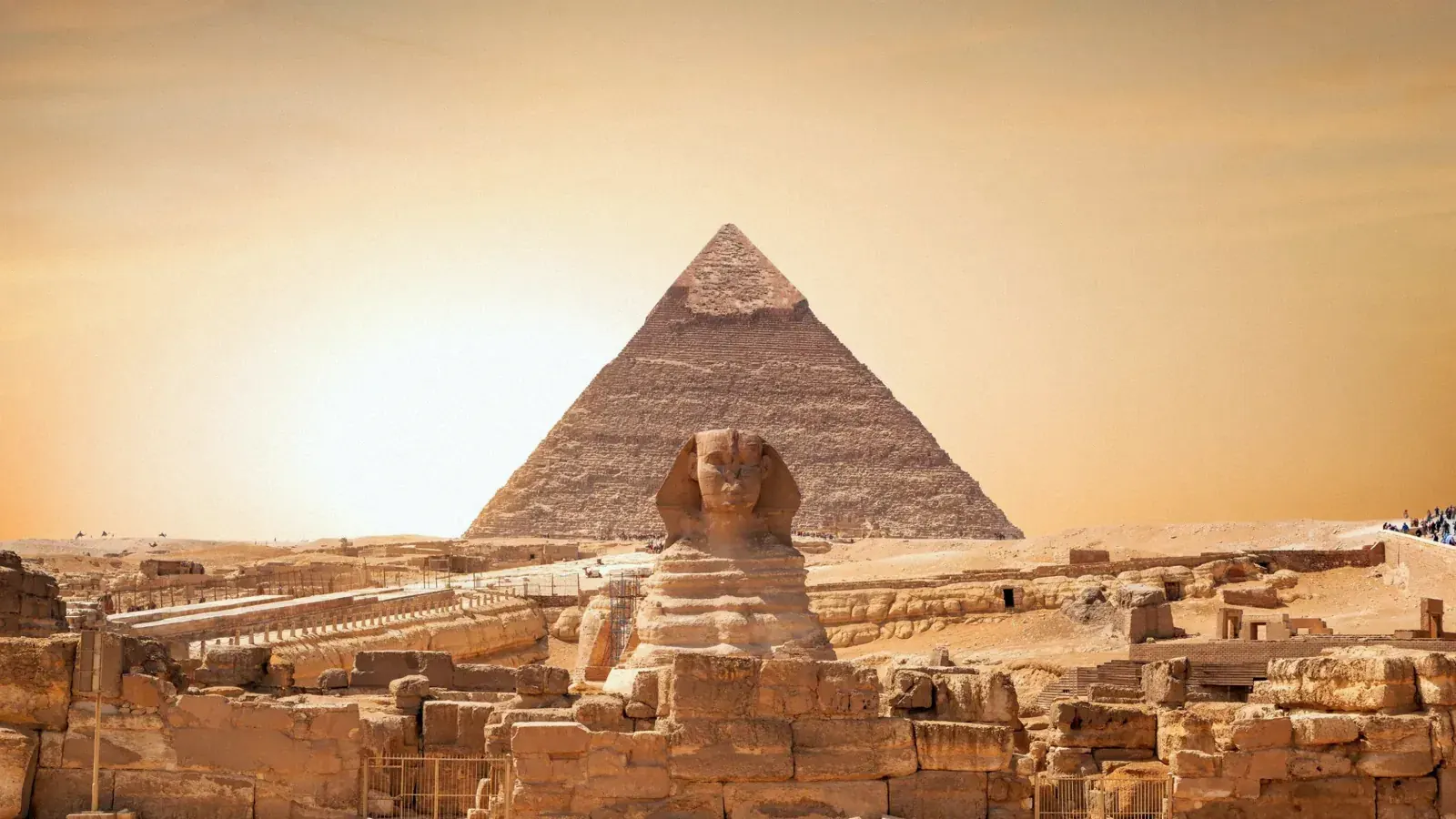La Sfinge davanti alla piramide di Chefren a Giza, nella luce dorata, nei luoghi in cui è nata la scienza dei numeri