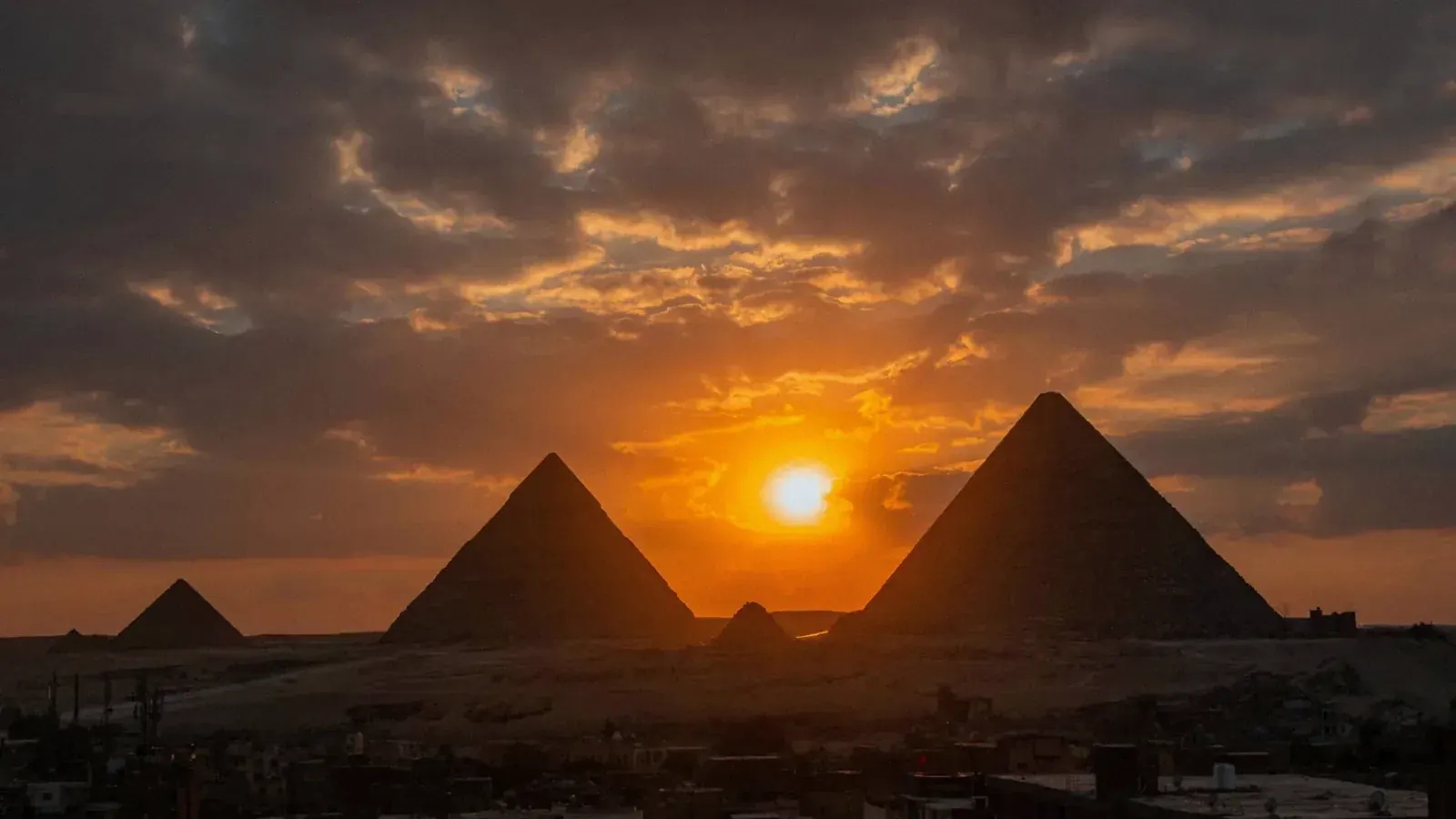 Le piramidi di Giza al tramonto, tappa del viaggio iniziatico di numerologia pitagorica in Egitto