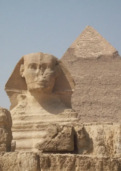 La Sfinge davanti alla piramide di Chefren a Giza, dove numeri e geometria sacra diventano pietra
