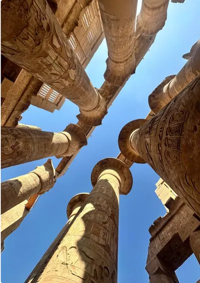 Colonne con capitelli a papiro e geroglifici del tempio di Karnak, viste dal basso: la geometria sacra nell’architettura egizia